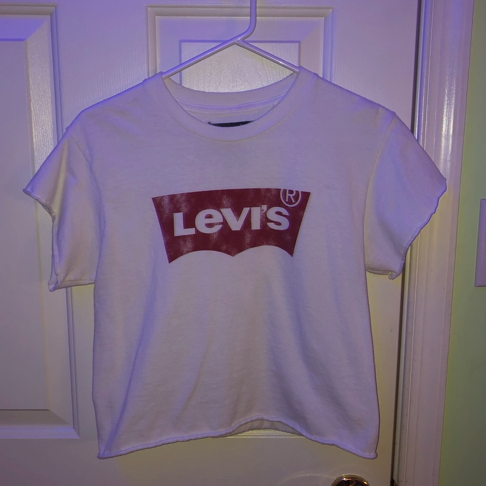white levi’s crop top